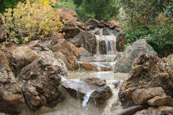 Epoxi de colores para combinar con una cascada de piedra